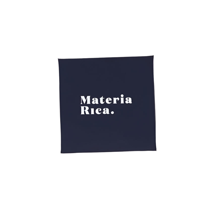 Navy blue square box with 'Materia Rica.' text in white on a white background